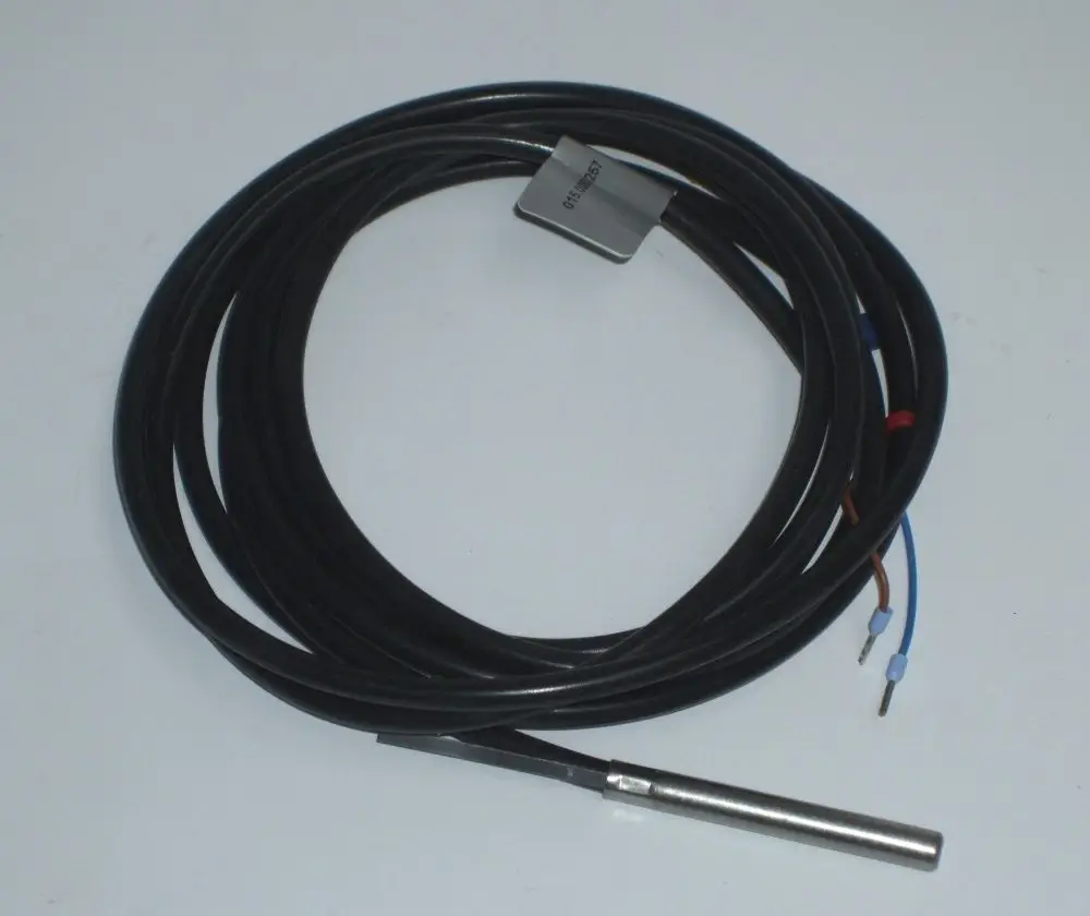 Temperatursensor von Daikin mit Edelstahl-Sonde und Kabel, geeignet für die Überwachung von Speichertemperaturen in Heizsystemen.